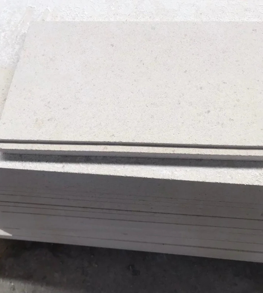 Close-up of Caliza Marbella limestone slab with polished edge – premium Spanish limestone ready for fabrication by Natural Stone Spain.
